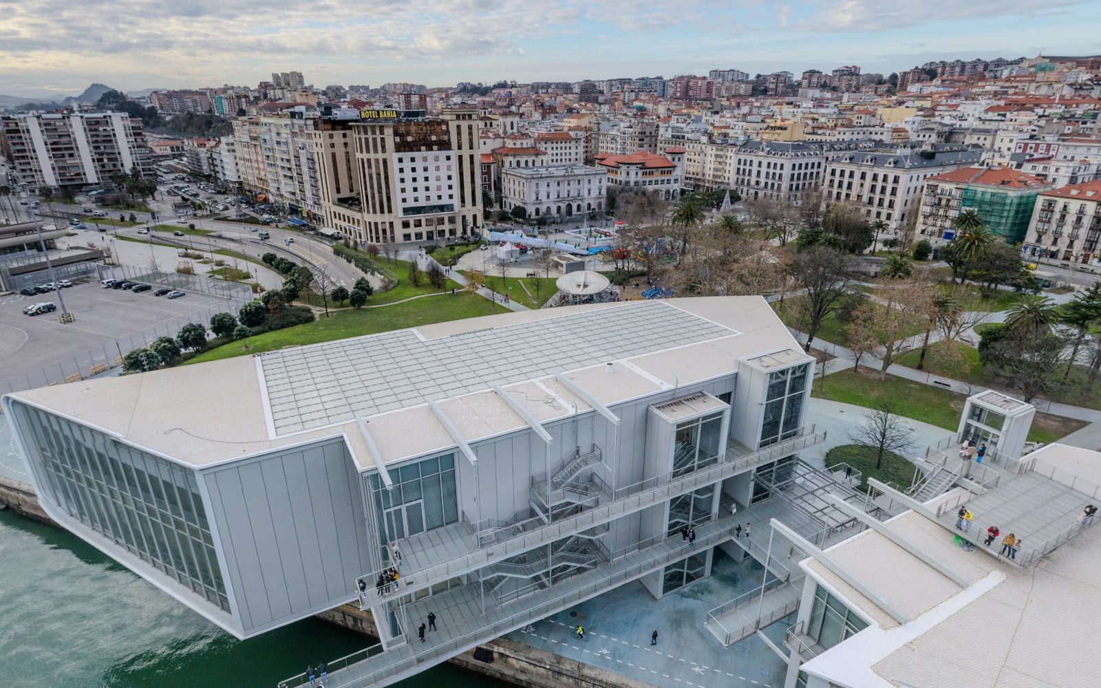 El centro de Santander y el Centro Botín desde el aire