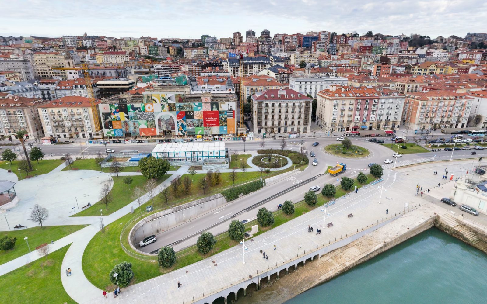 Jardines de Pereda y el centro de Santander desde el aire